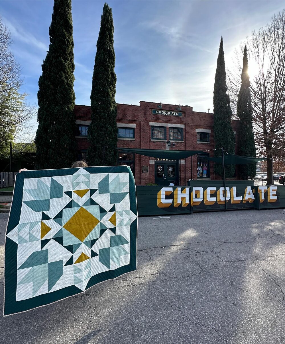 It&rsquo;s as if this quilt had been waiting for this trip! 😍❤️ Could not of picked a better location for a good old fashioned #quiltsinthewild pic while out site-seeing in Raleigh before #QuiltCon2024 starts this week! Colour match perfection! 

&h