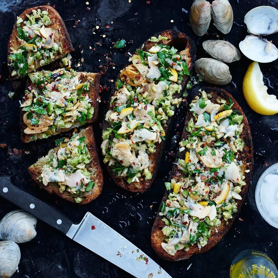 Need a show-stopping appetizer? Look no further! 
👉🏻GRILLED CLAM TOASTS👈🏻

Ingredients 😋

1 lemon
4 pounds Penn Cove clams
1 garlic clove, finely chopped
&frac12; cup coarsely chopped parsley
1 teaspoon crushed red pepper flakes
&frac14; cup oli