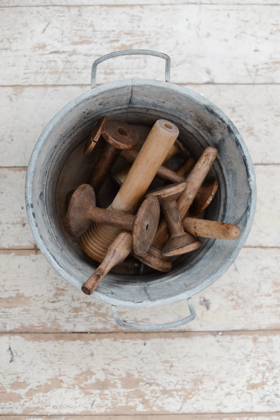 Trovo che una collezione debba sempre avere un posto d'onore nella casa del proprietario. Niente reca più gioia di poter ammirare spesso quel che ci è caro. La collezione ideale è quella che possiamo tenere a portata di mano ed esporre ben in vista: pentole, bricchi, taglieri, matterelli o altri oggetti che si utilizzano regolarmente. 