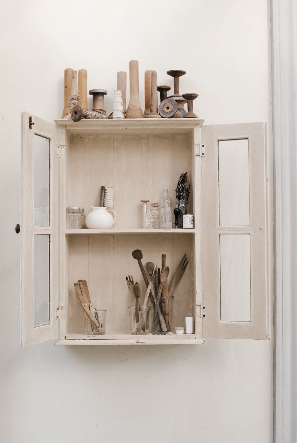 La parte superiori di vetrine e armadi sono ripiani perfetti per poter esporre. Se si tratta di una collezione molto grande è bene che il resto della stanza sia più sobrio e semplice possibile. Per le cucine dei collezionisti dispense e pareti sono il luogo classico per mettere in mostra i vostri tesori ma richiedono una pulizia più che stagionale: ricordatevi di appuntarvi la disposizione prima di smontar tutto (oppure scattate una foto) !