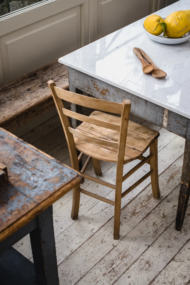 Il vecchio tavolo ancora da restaurare che ho completato con il top di marmo bianco.