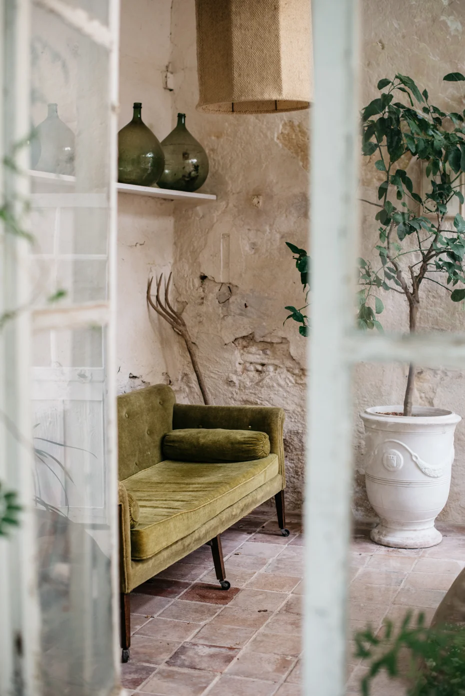 Annie è rimasta conquistata da questo giardino d'inverno sin dalla prima visita alla casa. Un sognante angolo che si affaccia sul giardino interno.