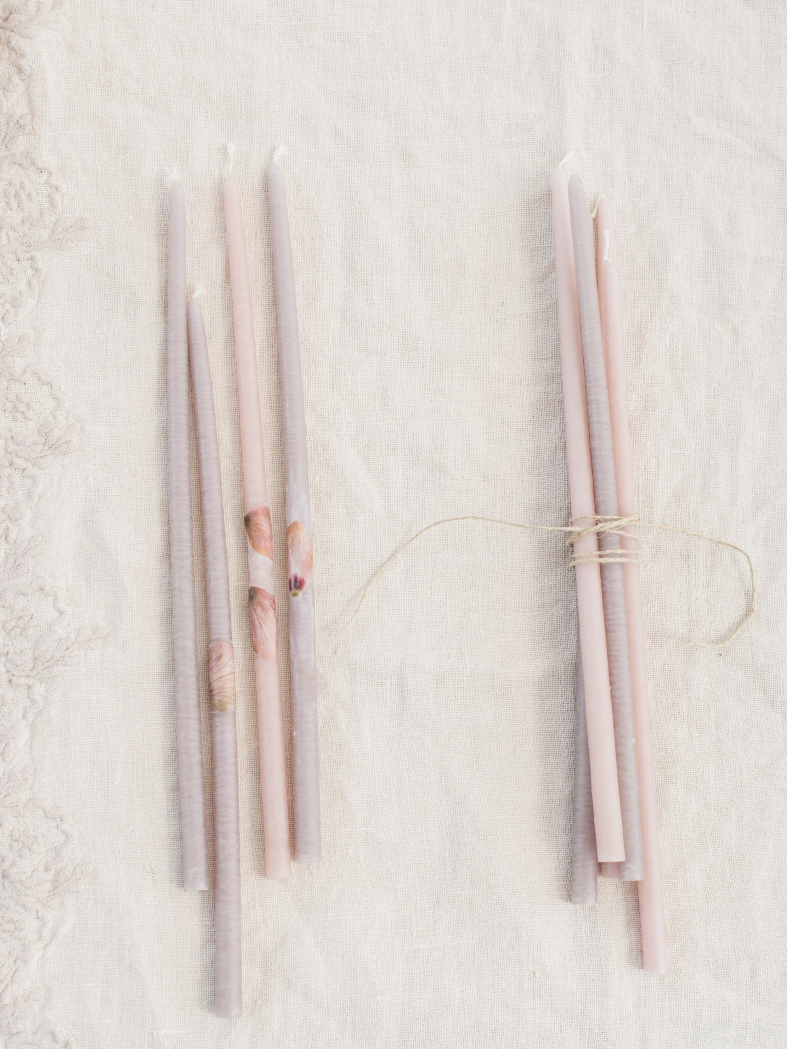 candele decorate con fiori secchi