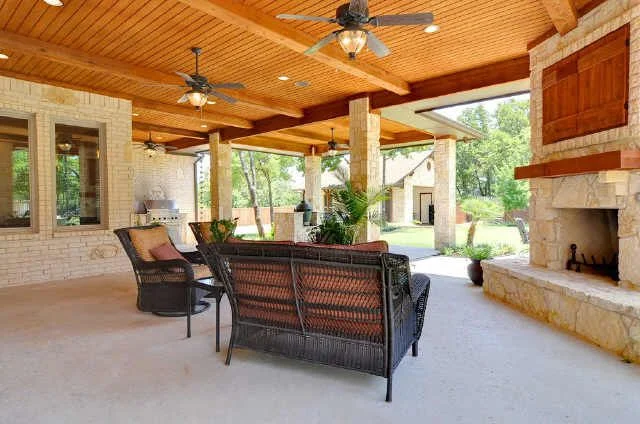 OUTDOOR LIVING