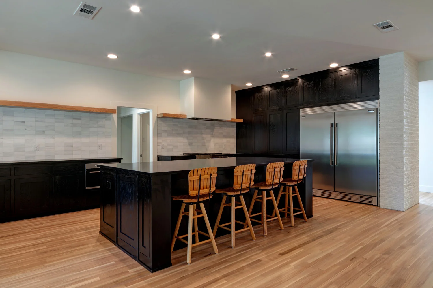 AFTER RENOVATION / KITCHEN
