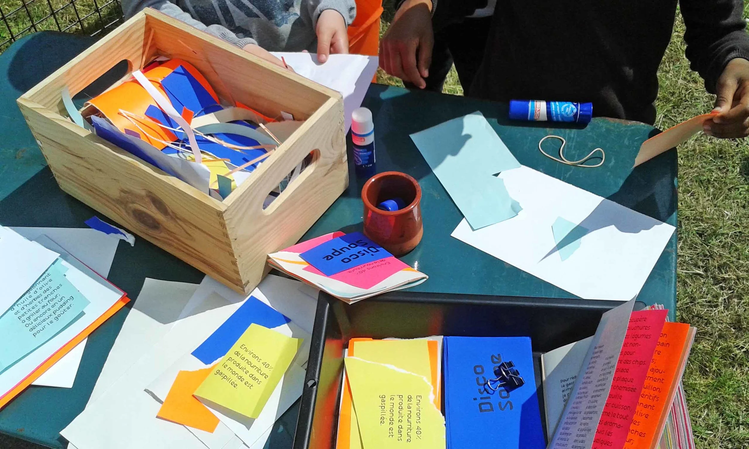 Atelier de création de livrets de sensibilisation au gaspillage alimentaire, aux côtés de l'association Disco Soupe et son action de fabrication de soupes à bases de fruits et légumes récupérés.