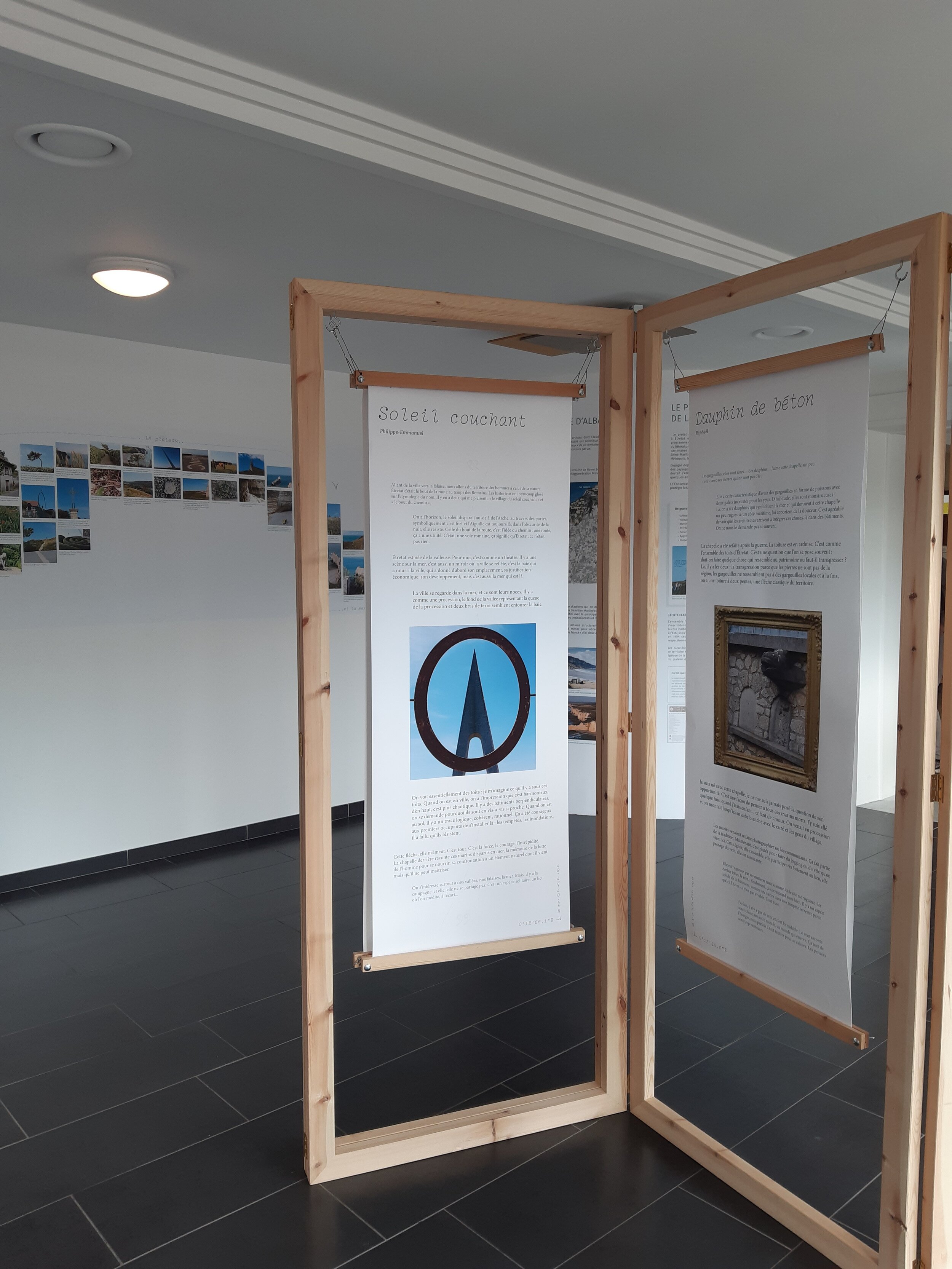 Etretat, mon paysage. Une exposition des Cueilleurs d’Histoires. Conception graphique Une pierre à l’édifice. https://lescueilleursdhist.wixsite.com/etretatmonpaysage