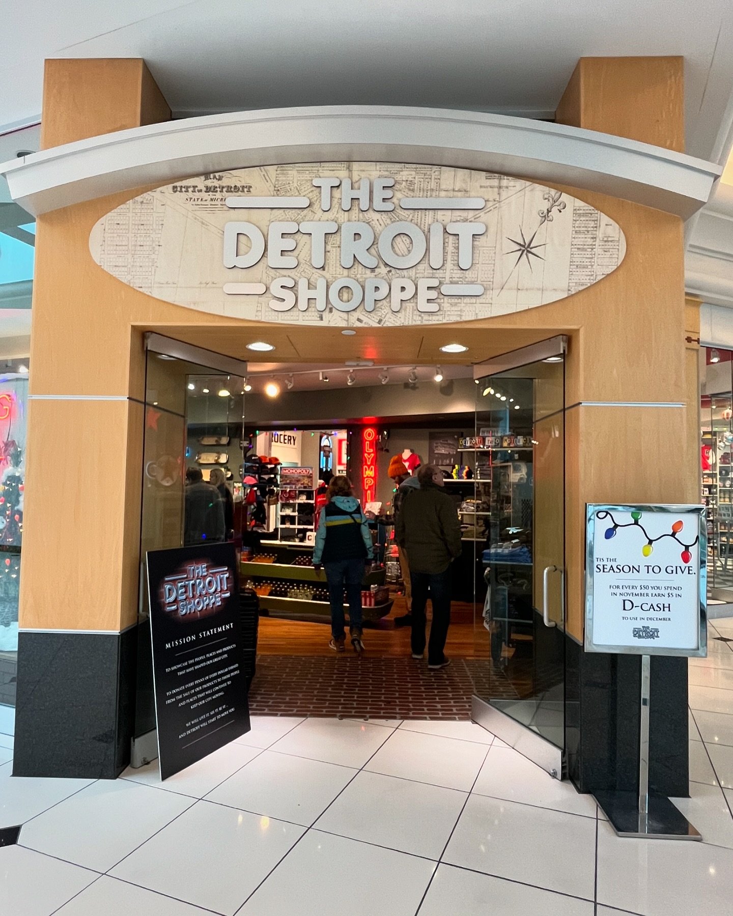 Shopping at @somersetcollectionlive for the holidays this season? Stop by the @thedetroitshoppe and grab the perfect Detroit card!