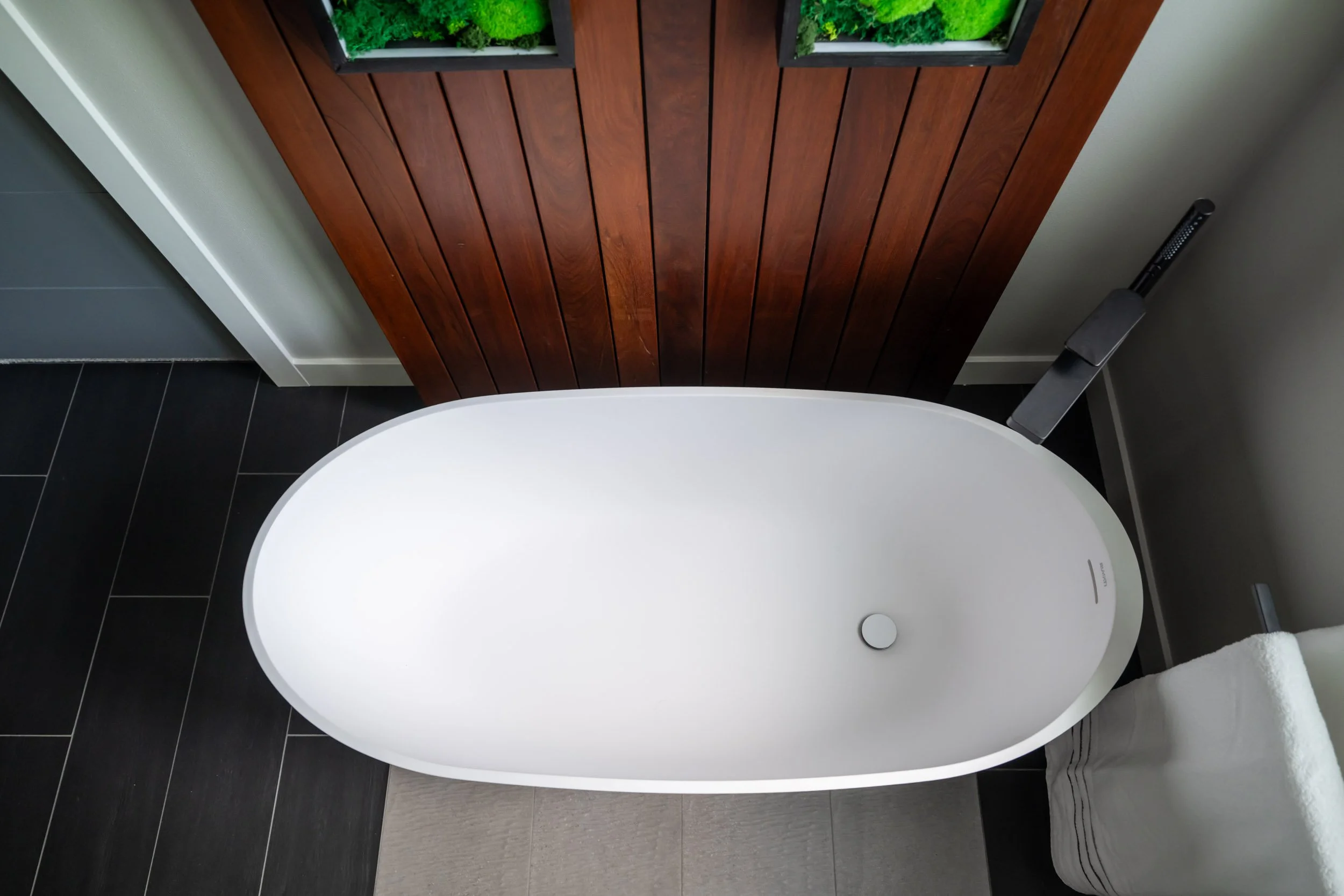 A New Contemporary Primary Bathroom in Madison, Wis.