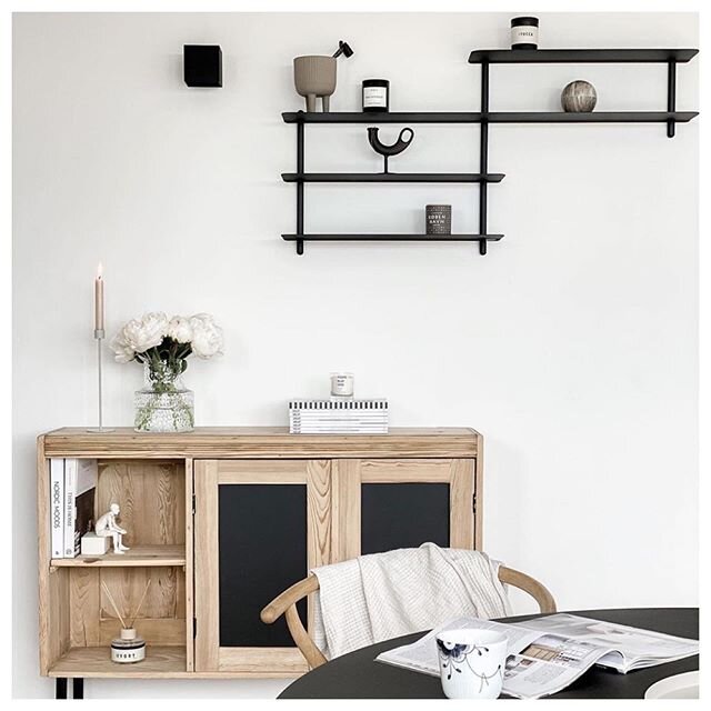 NIVO - minimalistisk hylle, der passer i alle hjem. #gejstdesign #vegghylle #nivoshelf 📷@hejmelig