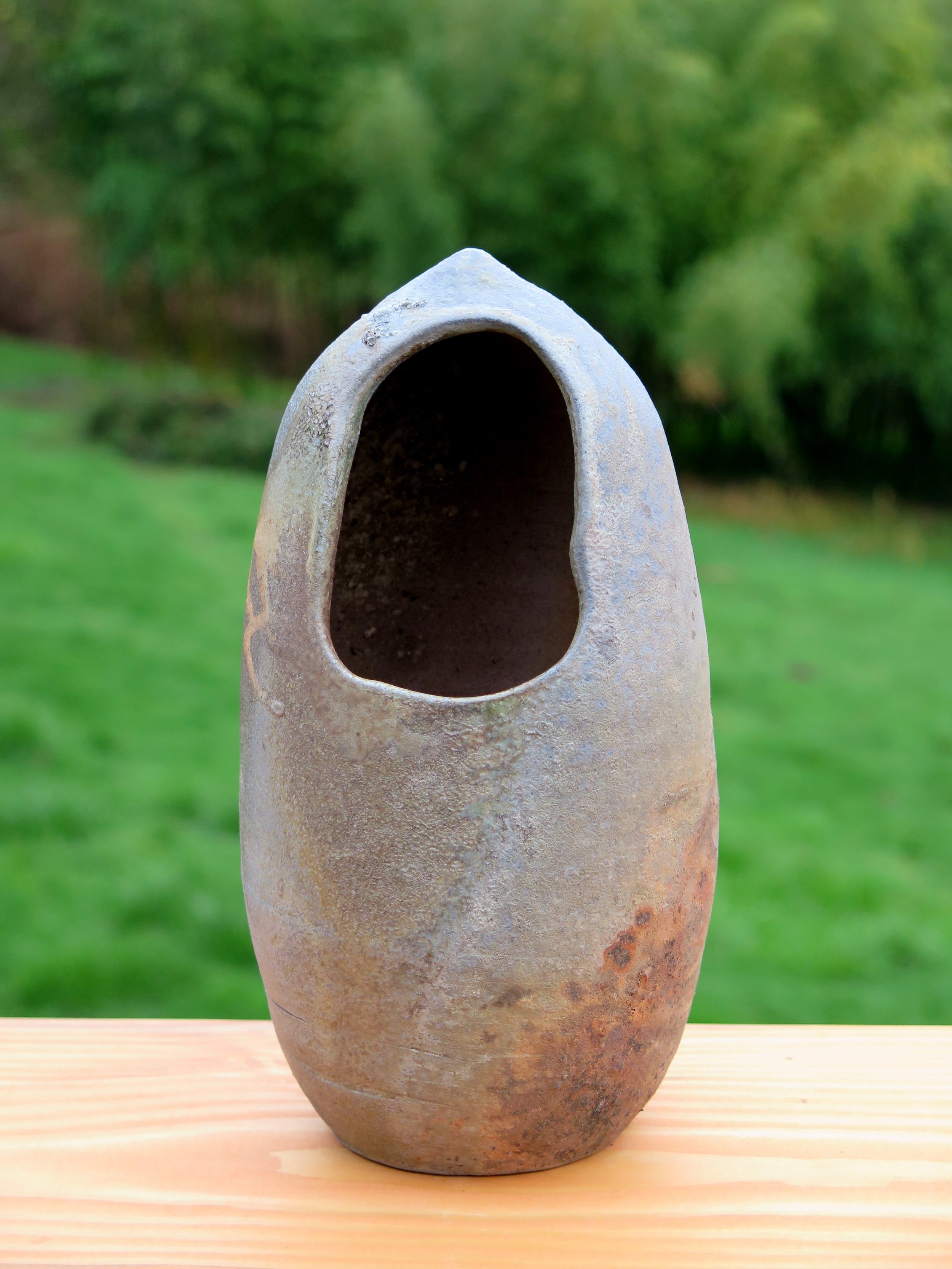 Egg-form vase with cutout (view A)
