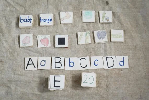 A homemade memory game trains a child’s brain to observe and concentrate, as well as recognize similarities and differences. Children also learn about the objects on the cards.