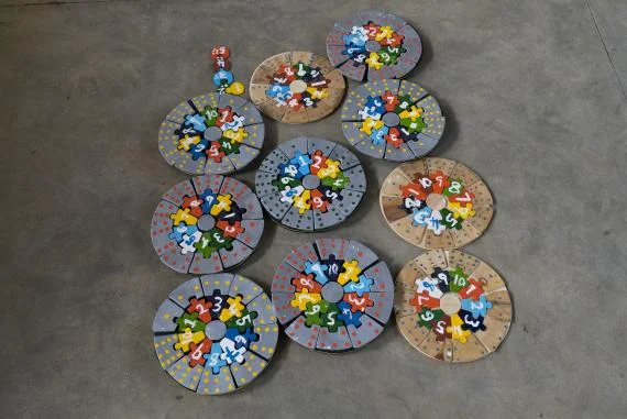 Counting circles made by caregivers help children recognize the meaning of numbers and how addition and subtraction change numbers.