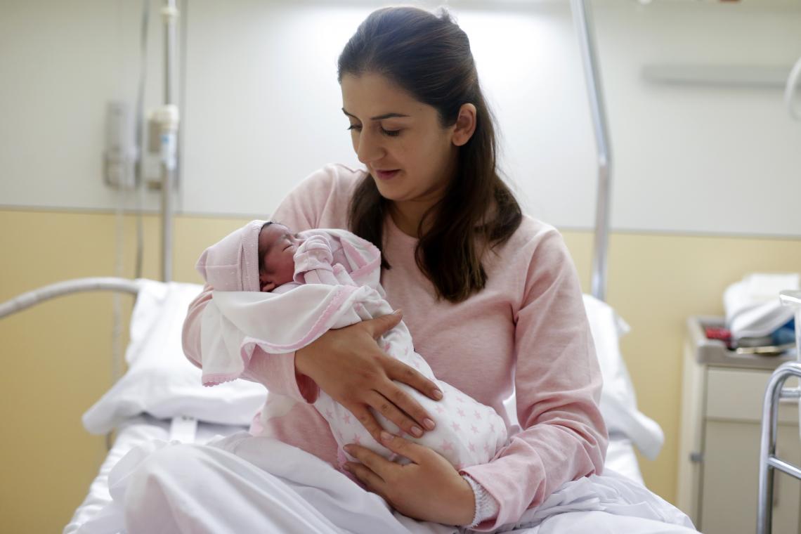 Barcelona, Spain, 2:14 pm: Lilit Grigoryan poses with her daughter, Sofia, 3.7 kg (8.1 lbs.), at the Vall d’Hebron Barcelona Hospital. In Spain, Sofia’s life expectancy is 84 years, while in Niger, whereUNICEF Spain oversaw the delivery of nearly 40,000 mother/child survival kits through the 2018 Cada VIDA cuenta campaign, a child born today is expected to live to 2080. Across the world, approximately 830 women die every day due to complications in pregnancy and childbirth – 99 per cent in developing countries, according to the World Health Organisation.