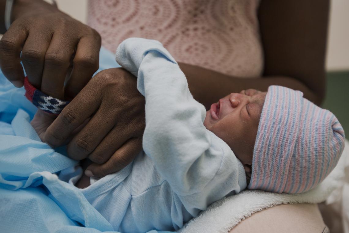 Port-au-Prince, Haiti, 3:50 am: Sara Cléomène, 26, dresses her infant daughter, 2.3 kg (5 lbs.), for the first time at the Hopital de l’Université d’Etat d’Haiti. “I feel good now… Before that I had unbearable pain,” Sara says. “Only God knows (the future) of my daughter. I pray first of all for her to be healthy.” After Hurricane Matthew struck in 2016, UNICEF and its partners vaccinated 756,191 people against cholera, including 288,000 children.