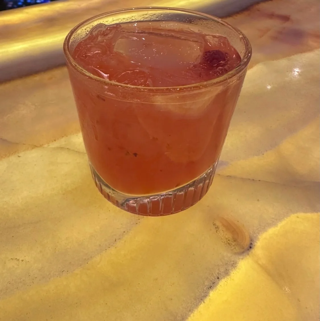 Escape the cold and indulge in a warm, welcoming atmosphere, perfectly paired with a great drink and exceptional food. 🍽️🔥