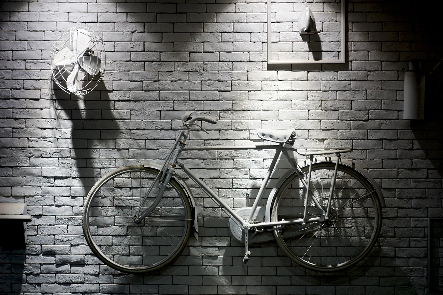  THE CREATIVE CHALLENGE  When moving into its new office space in Shanghai, the agency had been through a few rounds with the interior designer and still hadn’t approved any of the ideas for the entrance lobby. I was then called upon to take a crack 