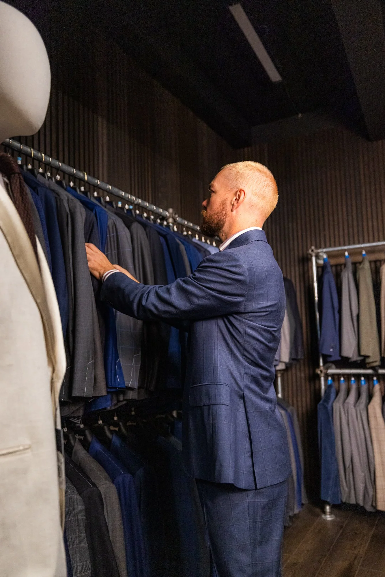 Custom Suits vs Off-the-Rack: What Actually Makes the Difference?