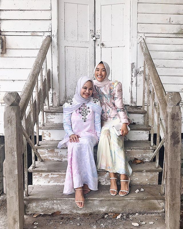 Team melaram dekat kampung👯&zwj;♀️😆.
So so happy to have one of my best friends @nurulfarizaa with me this year in #KampungTronoh . Good job us on finding husbands from the same hometown 🌾😜.
.
Wearing my first ever printed pairing from @mimpi_kit