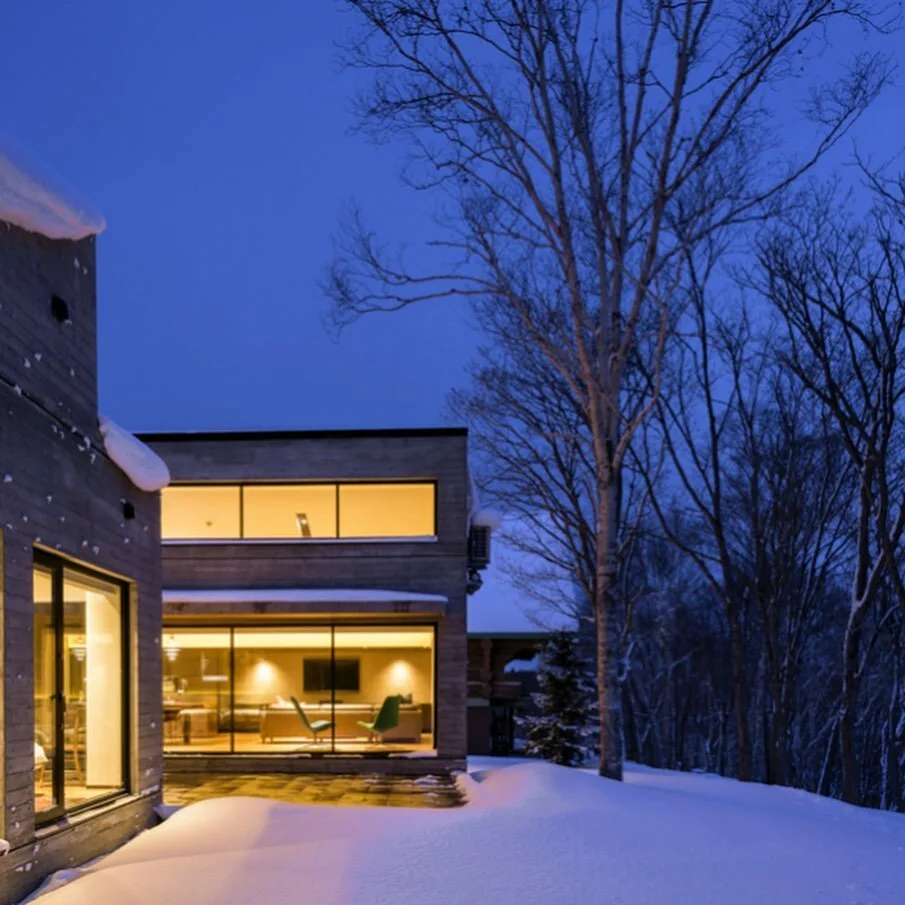 「雪蔭 - せついん」は、ニセコ Hanazonoに竣工した高級別荘地ノースヒルズにあるバケーション ホテルです。素材と光に深くこだわった建築設計は人の心を動かします。1,600平米の敷地に静かに佇む平屋のコンクリート造りの建物は総床面積230平米で、寝室３部屋とバスルーム２つを備え、キッチン/ダイニングは天井高５メートル, 50m2以上の大きな空間となっています。

それに対比するようにこじんまりとした書斎があり、また光庭、中庭が光を演出します。ウォールナット材のフローリングは完全フロア―ヒー