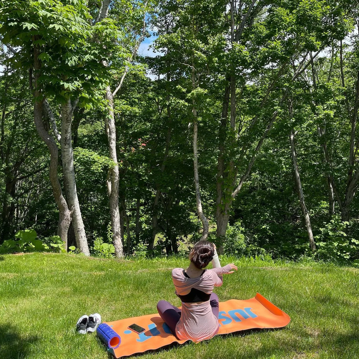 Morning yoga in the garden. #nisekojapan #hanazononiseko #hokkaidolove #nisekosummer #nisekophotography #nisekounited