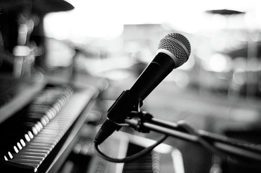 microphone-on-empty-stage-image-by-randymsantaana.jpg