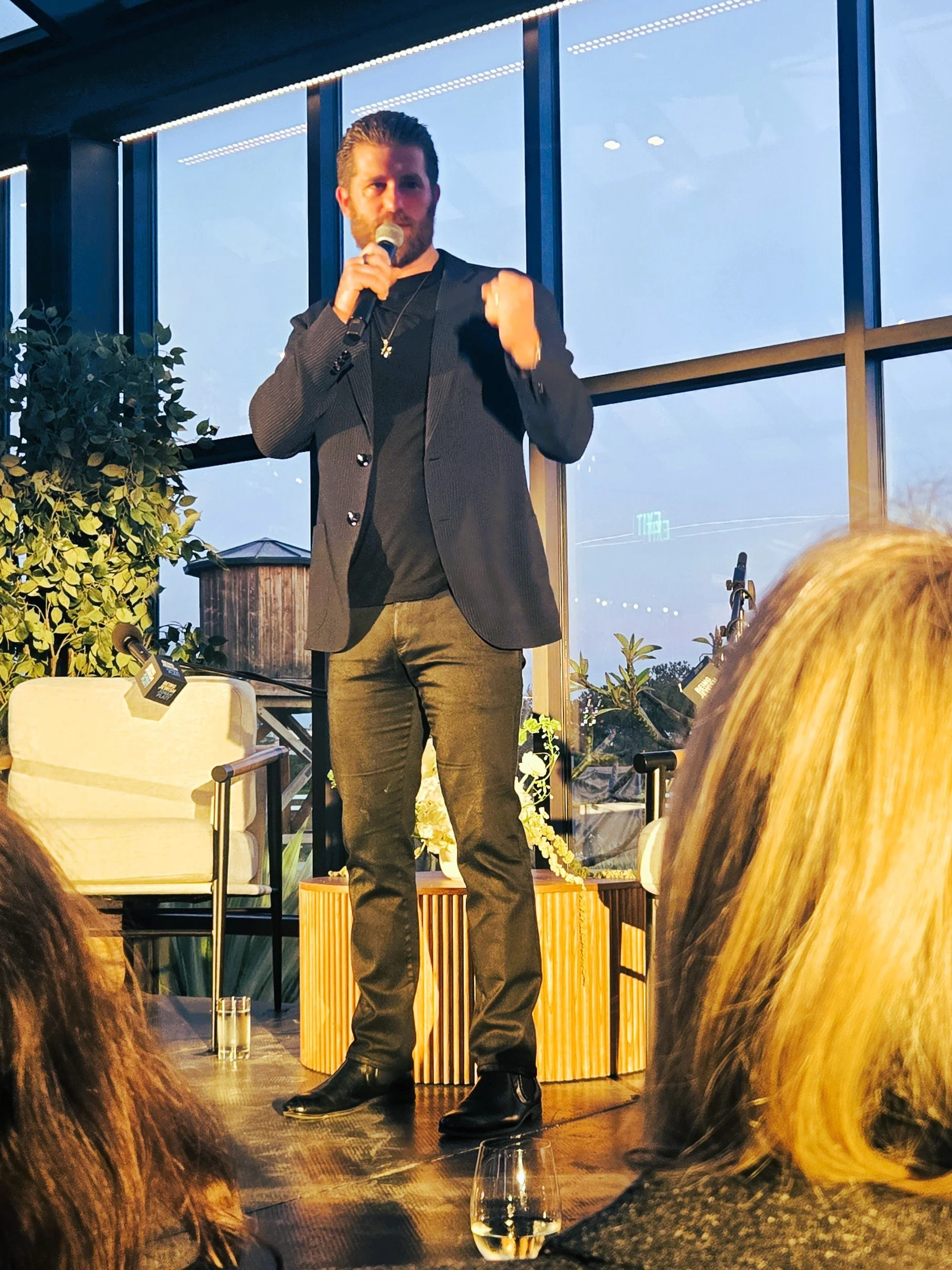 Podcast host Jonah Platt speaks at dinner and live podcast taping