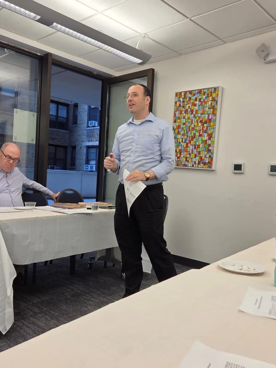 Hadar Institute's Rabbi Effy Unterman leads group learning session