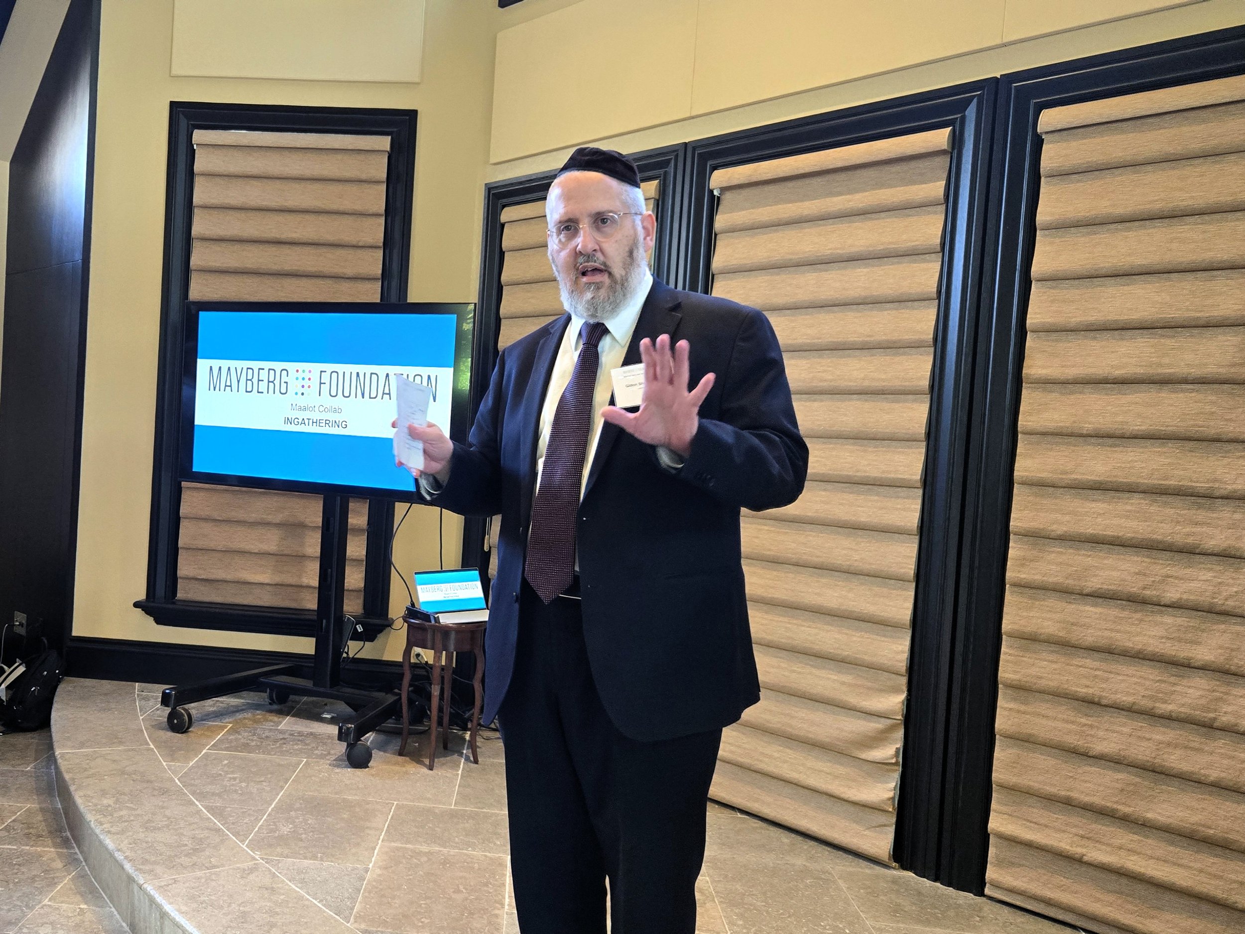 Rabbi Gidon Shoshan (Olami) faciliates the visual scribed metaphor activity