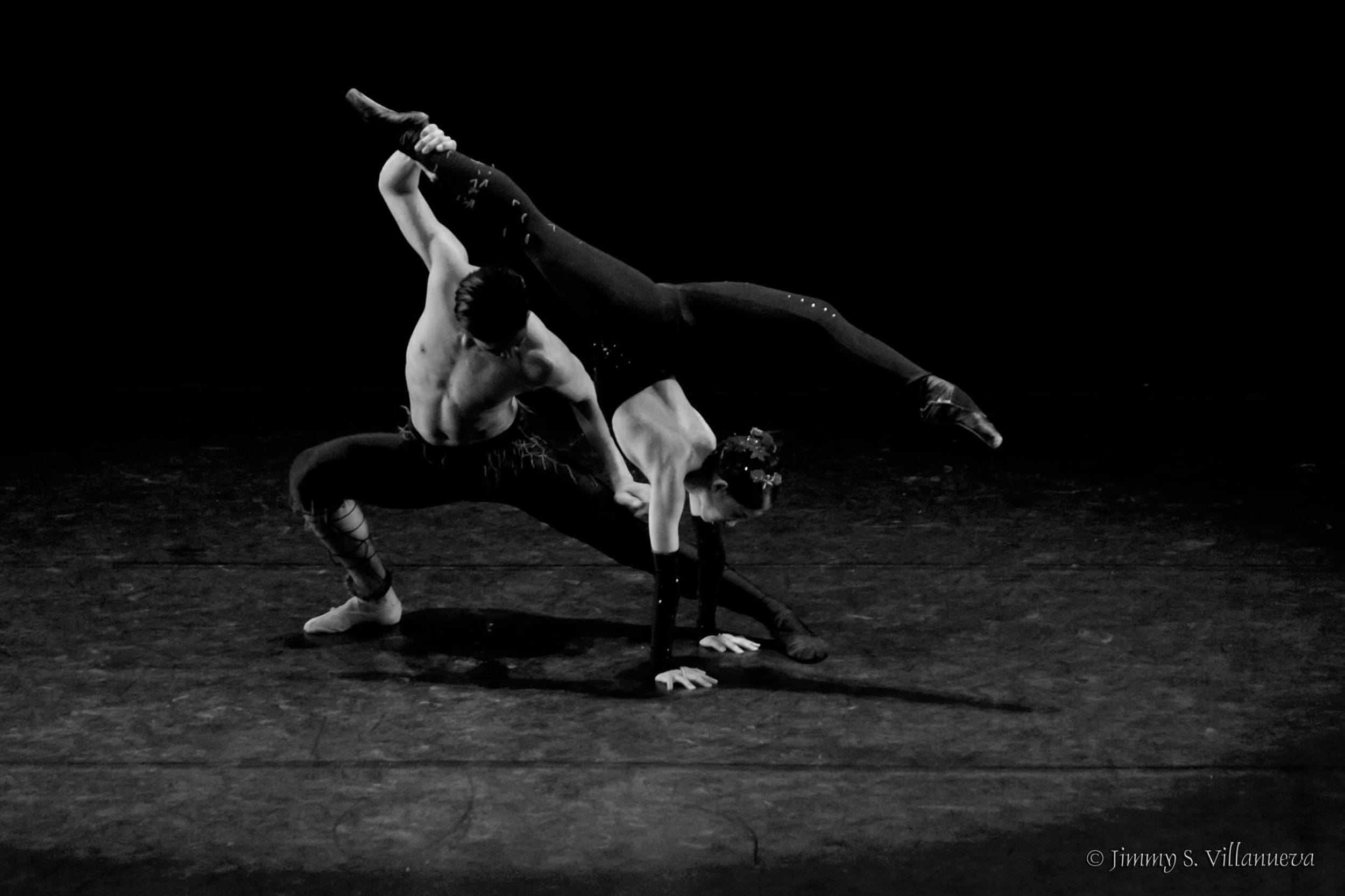 Performing Agnes Locsin’s Arachnida , Mark and Joan Emery Sia show strength and agility. Photo by Jimmy Villanueva