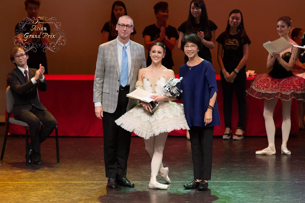 Named as the 2015 Asian Grand Prix winner, Katherine receives her trophy and other prizes from jury president Garry Trinder and jury member Zhao Yu Heng. Seated at left is AGP chairman So Hon Wah. Photo courtesy of Asian Grand Prix