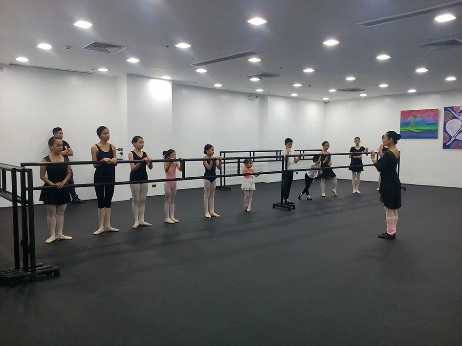 Prima ballerina Lisa Macuja-Elizalde holds a free trial class at her ballet school’s newly inaugurated branch at Fisher Mall. Photo by Eileen Lopez
