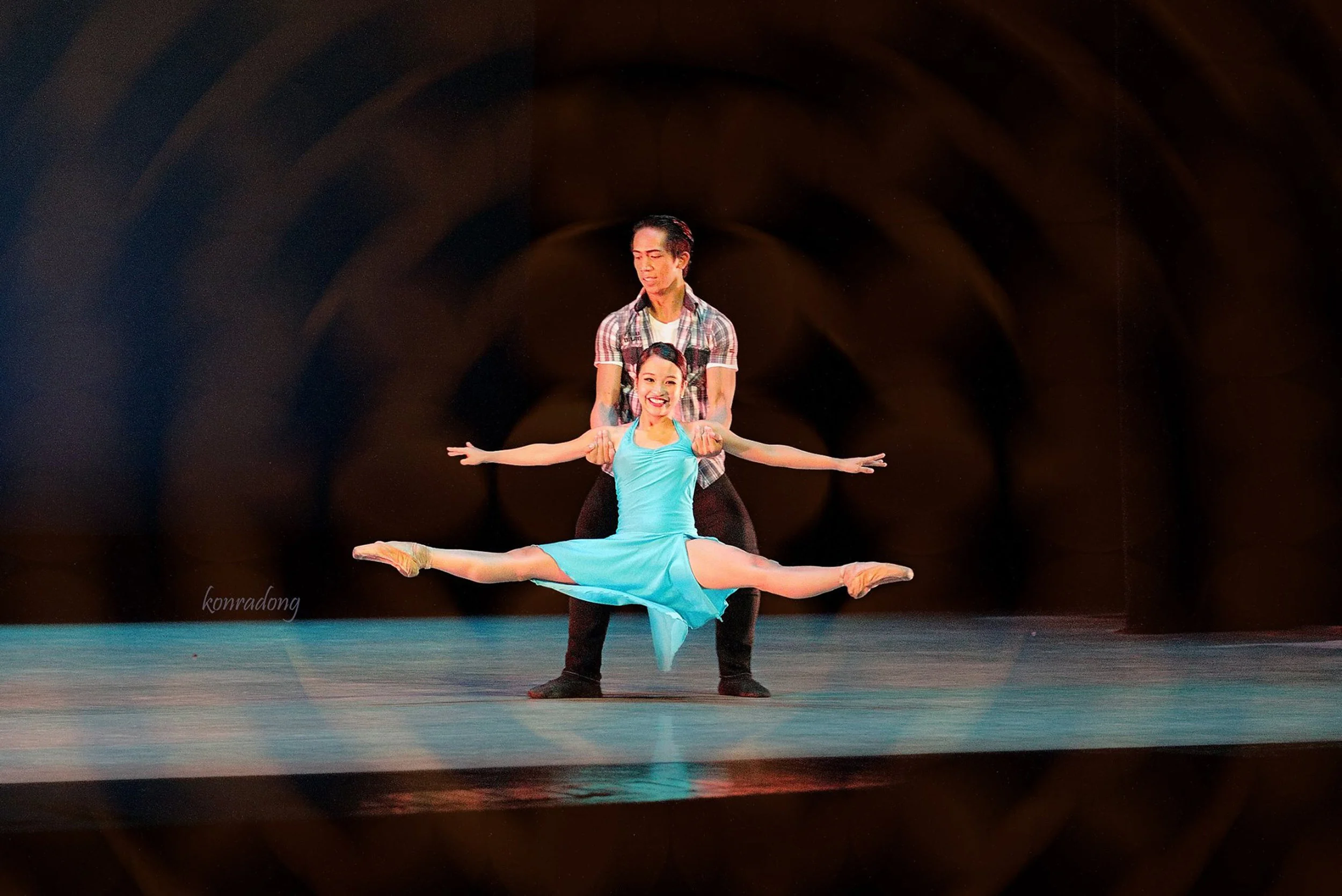 Pia is paired with Rudolph Capongcol in Francis Jaena’s Tuwing Umuulan at Kapiling Ka , for the Dance MNL festival’s Winners’ Circle show. Photo by Konrad Ong