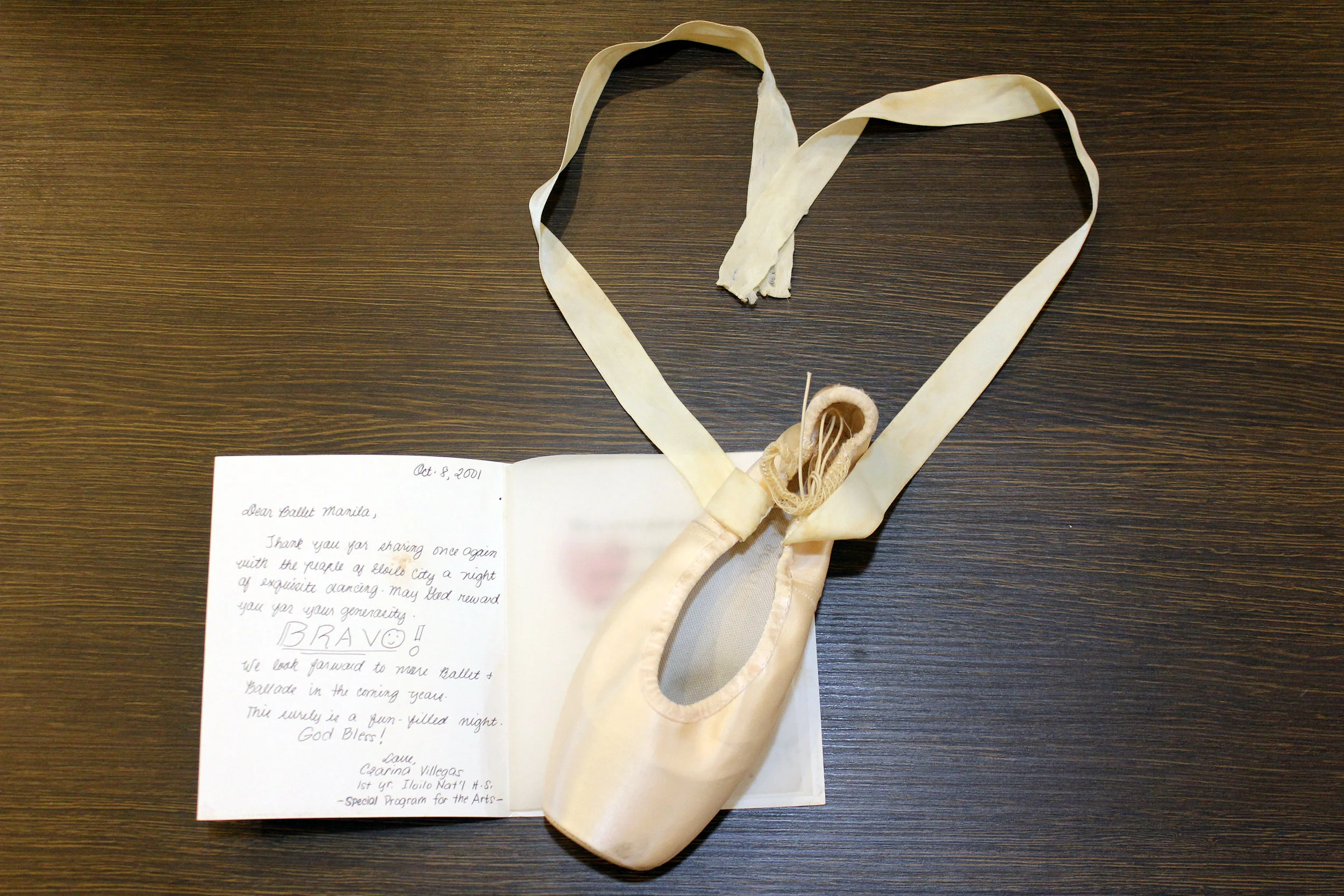 The card that Czarina gave BM in 2001 partly reads: “Thank you for sharing once again with the people of Iloilo City a night of exquisite dancing. May God reward you for your generosity. BRAVO! We look forward to more Ballet & Ballads in the coming years.”