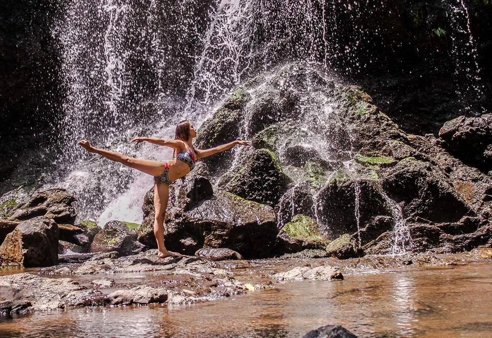 An outdoors enthusiast, Czarina can’t seem to resist making ballet poses even while on a vacation. Photo from Czarina’s Facebook page