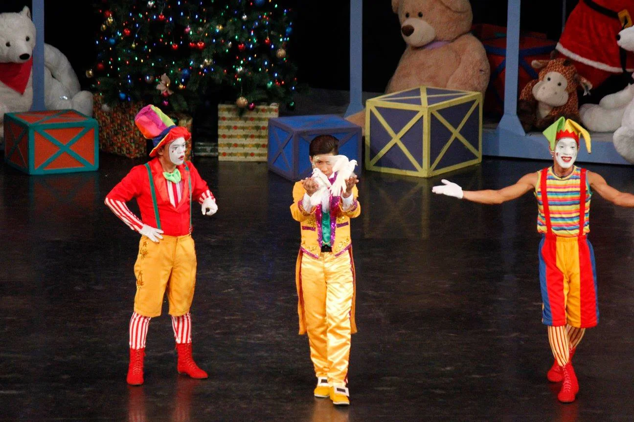 Circus acts add color and cheer to Kutitap . Photo by Jimmy Villanueva