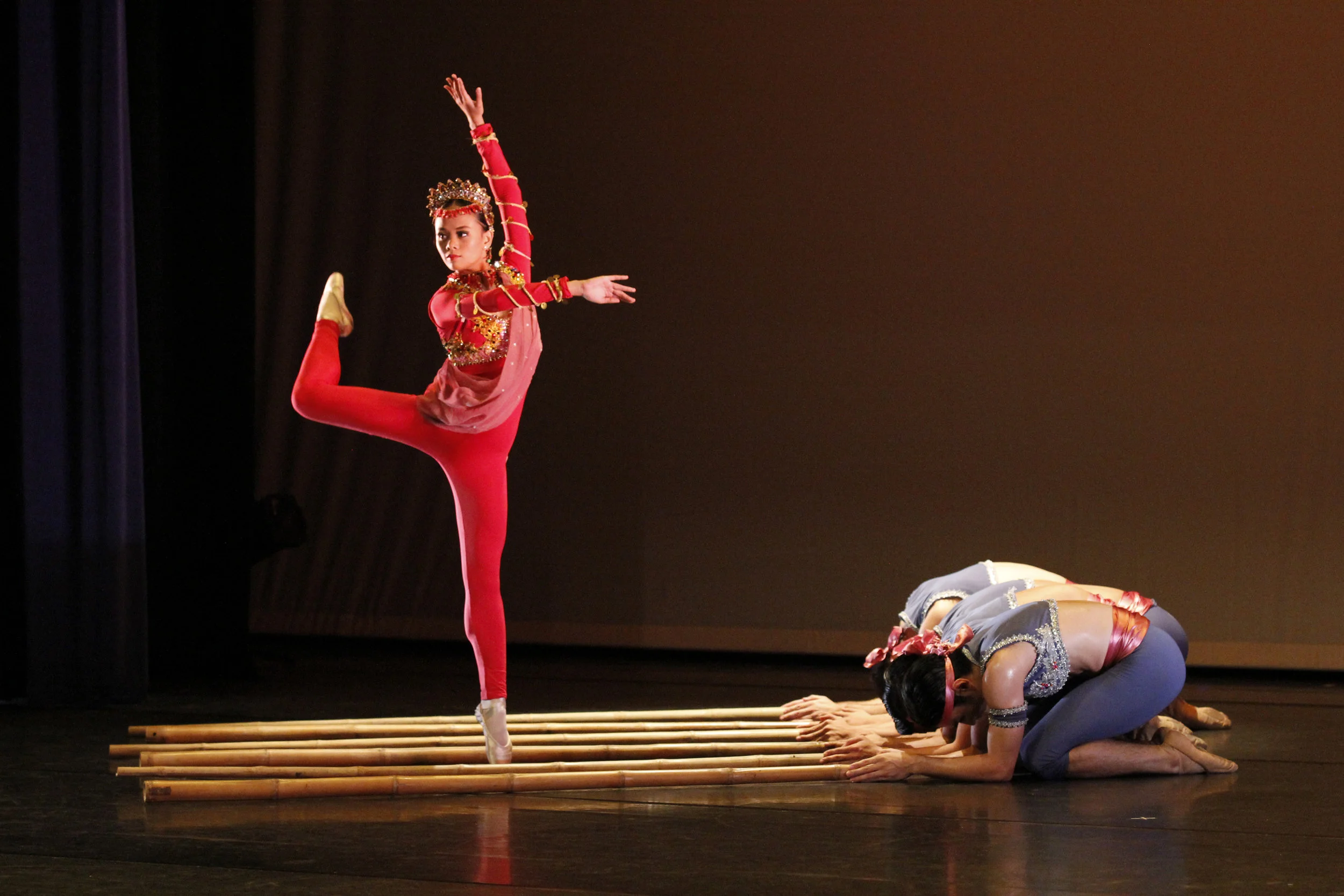 Sultry and stunning in the ethnic-flavored Sayaw sa Pamlang , a choreography by Agnes Locsin