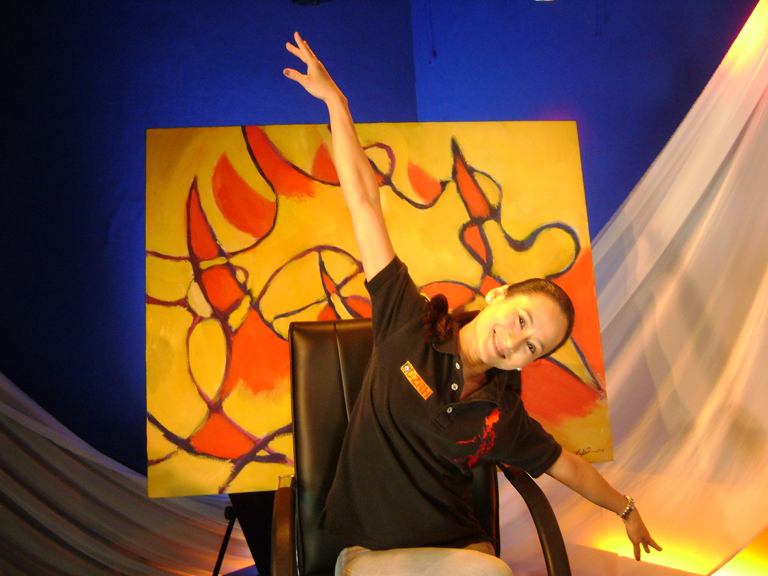  Lisa, shown here on the set of her Art 2 Art program, mimics the dancer’s pose depicted in Fred’s painting. 