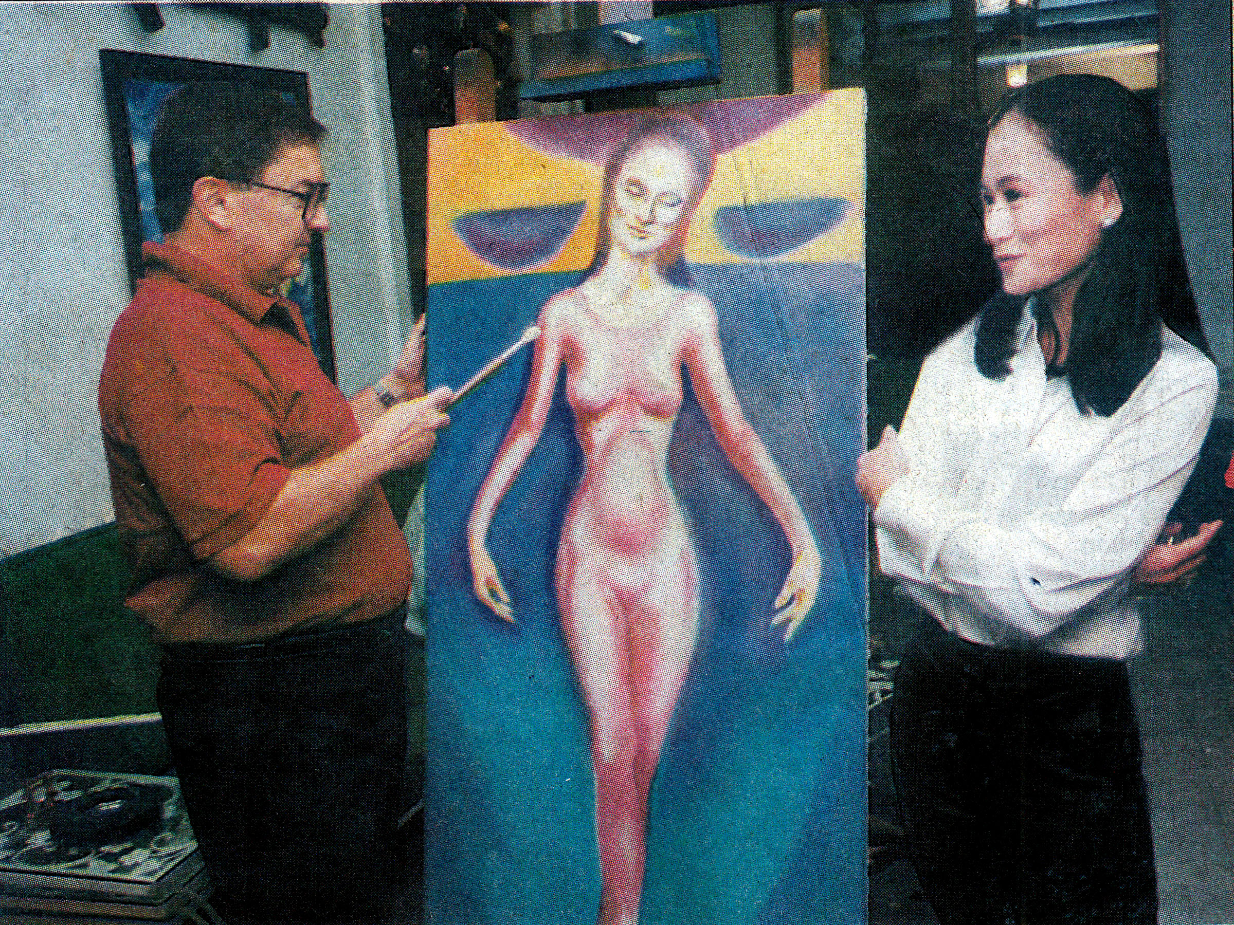  This photo culled from a  Philippine Star  clipping shows Fred with a painting of Lisa that he was working on in 1997. 