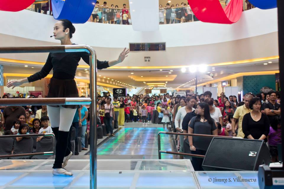  With another branch now open in Fisher Mall, Quezon City, Lisa has expanded the reach of the Ballet Manila School. Here, she conducts a ballet demonstration before a free show at the said mall. 