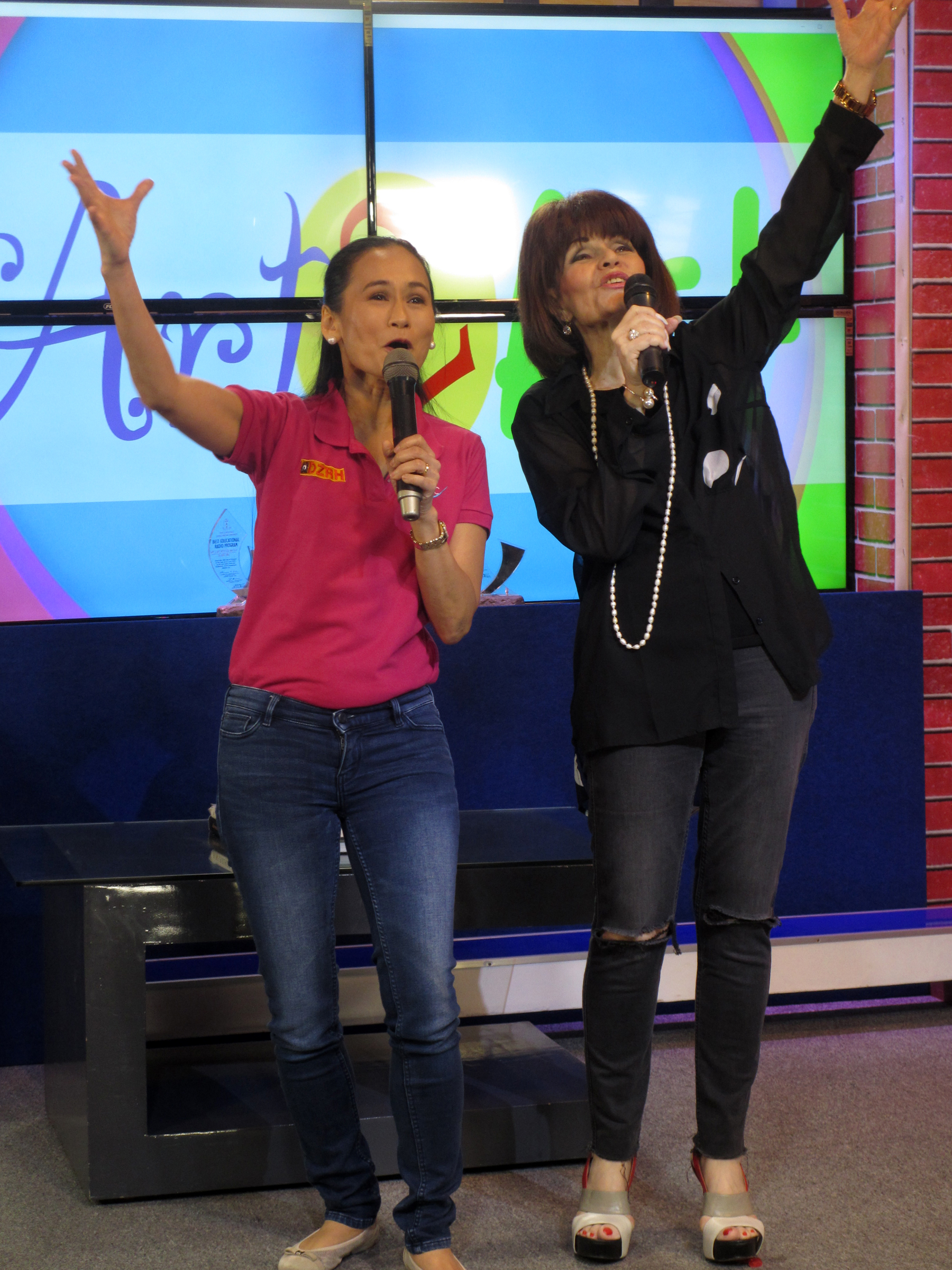  Asia’s Queen of Songs Pilita Corrales invites Lisa to join her in a duet, and the latter gladly obliges. 