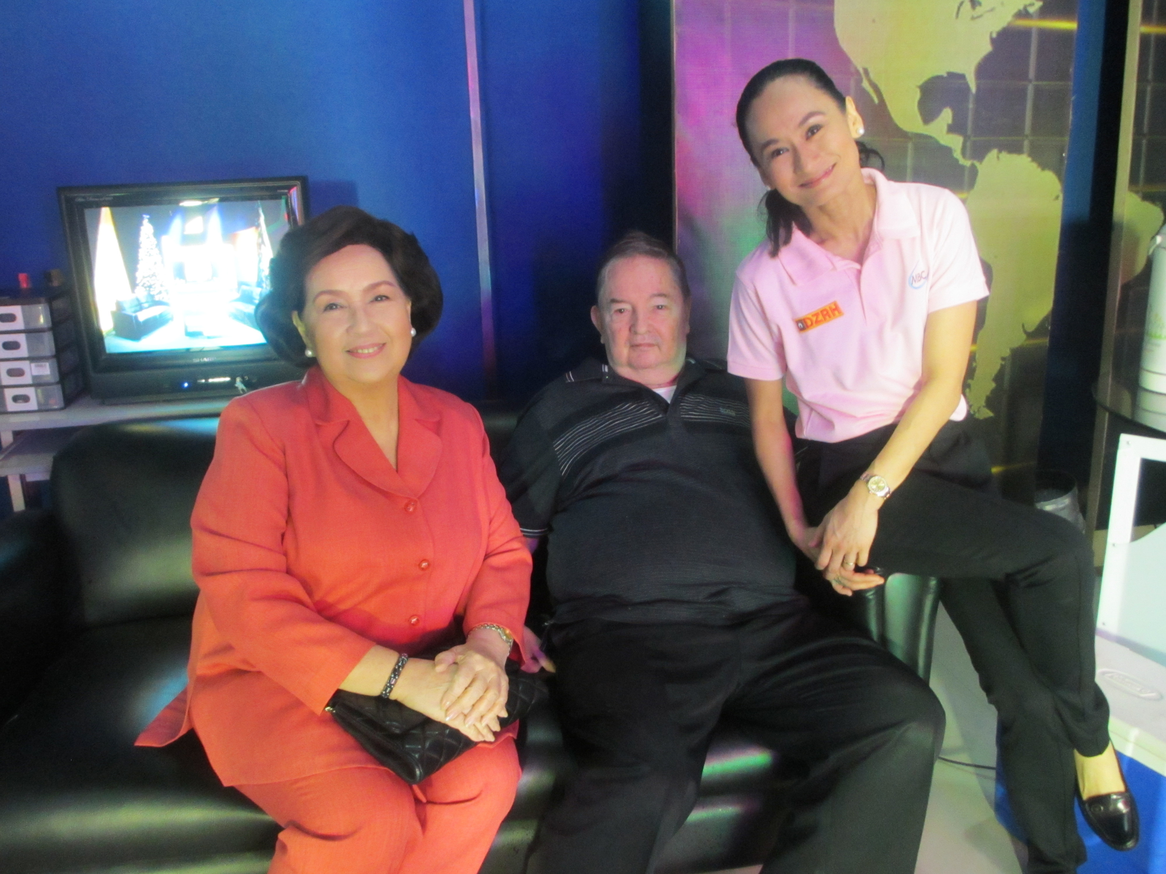  Fred visits Lisa on the  Art 2 Art  set in 2013, with movie queen Susan Roces as guest. 