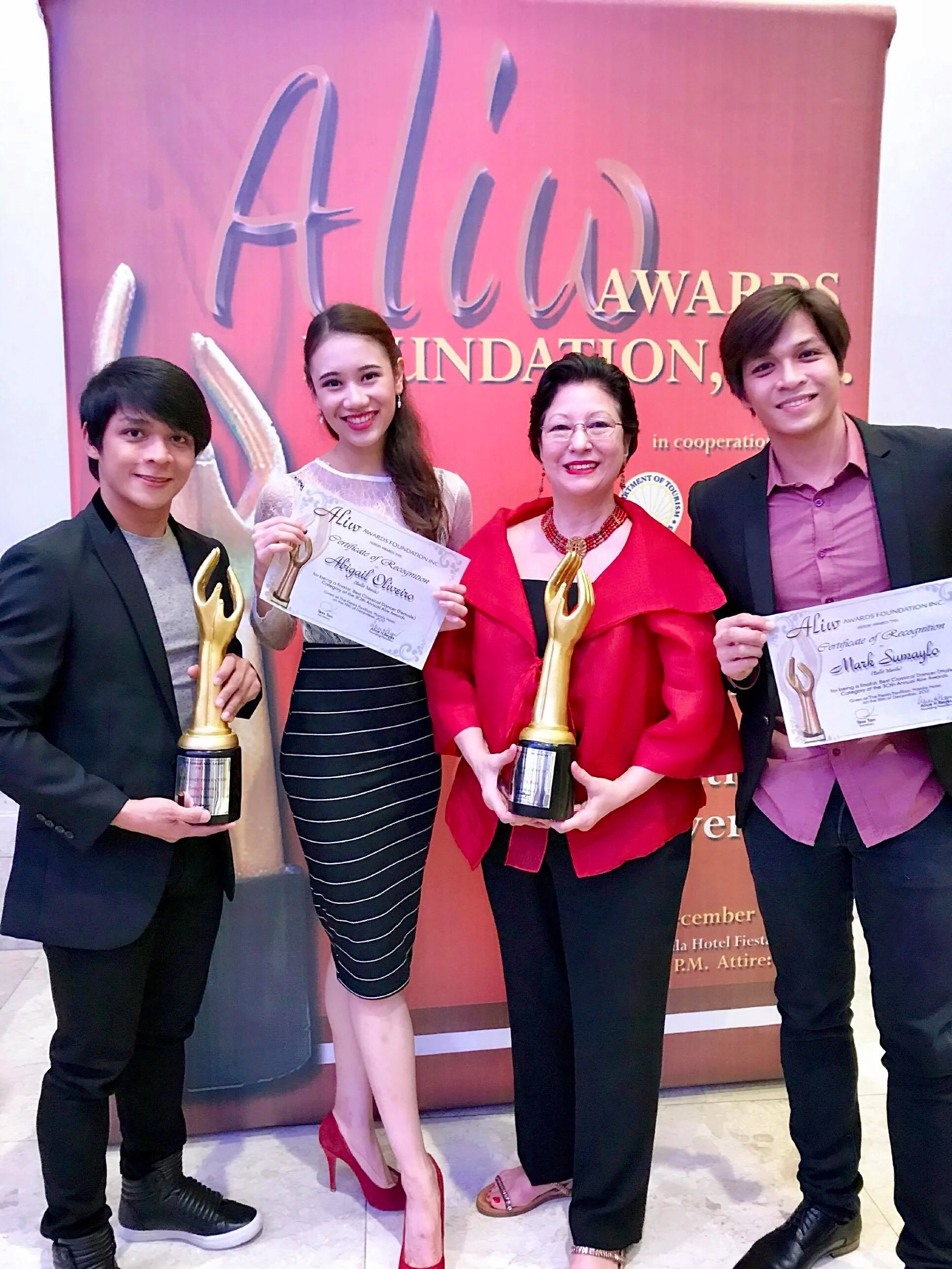 Francisco is joined by soloist Abigail Oliveiro, Project Ballet Futures managing director Sylvia Lichauco and soloist Mark Sumaylo after receiving the Aliw trophy. Oliveiro and Sumaylo also received certificates as Best Classical Dancer finalists.