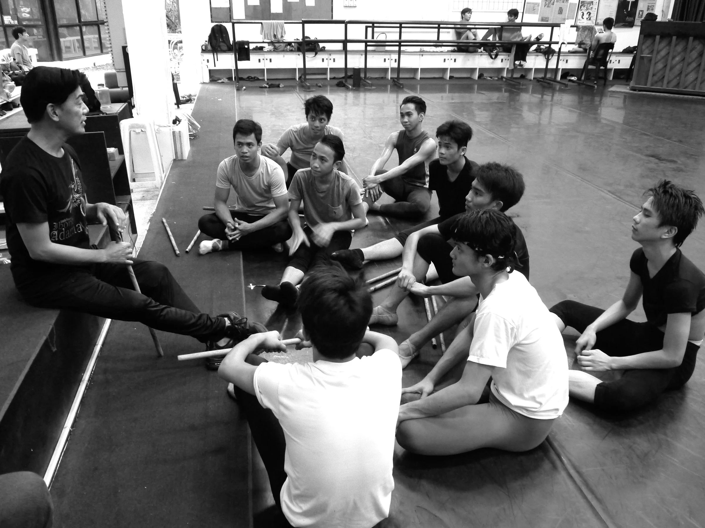 Shaz reminds the dancers to give their all in performing Arnis . Photo by Giselle P. Kasilag