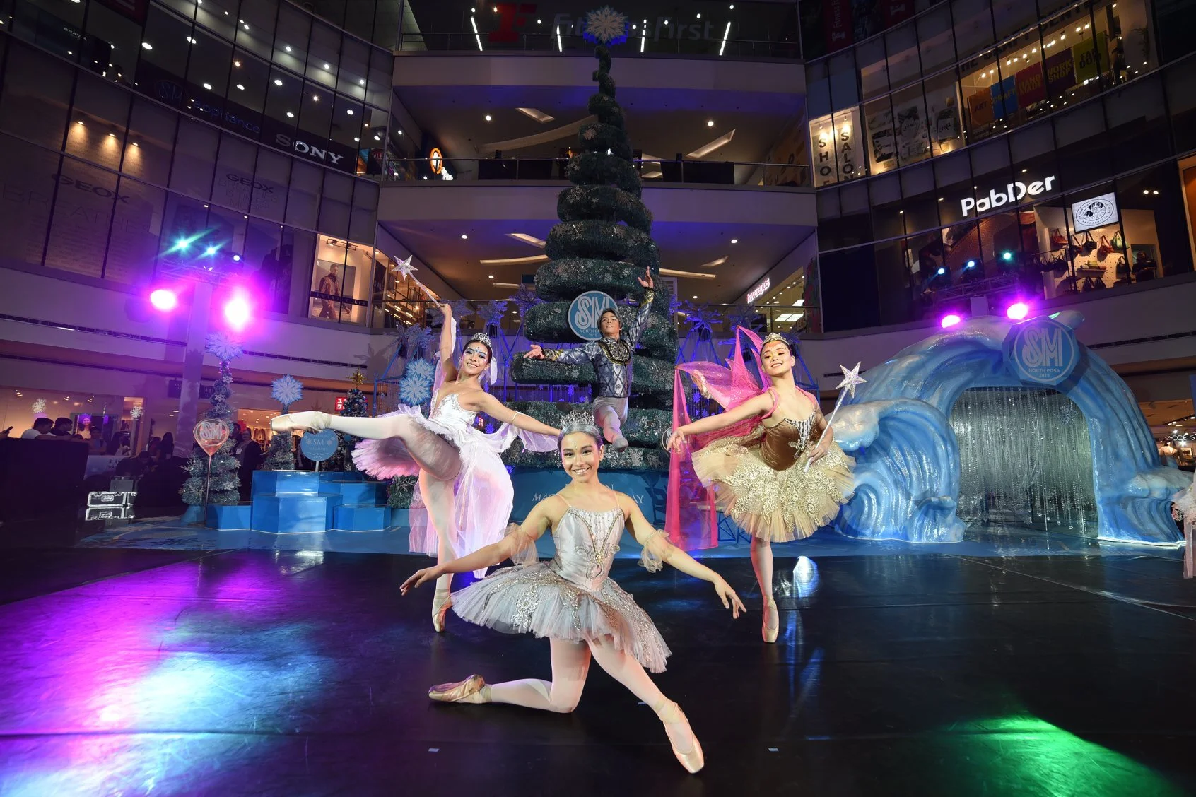 A cool Christmas in Frozen</em>-inspired showcase</strong>