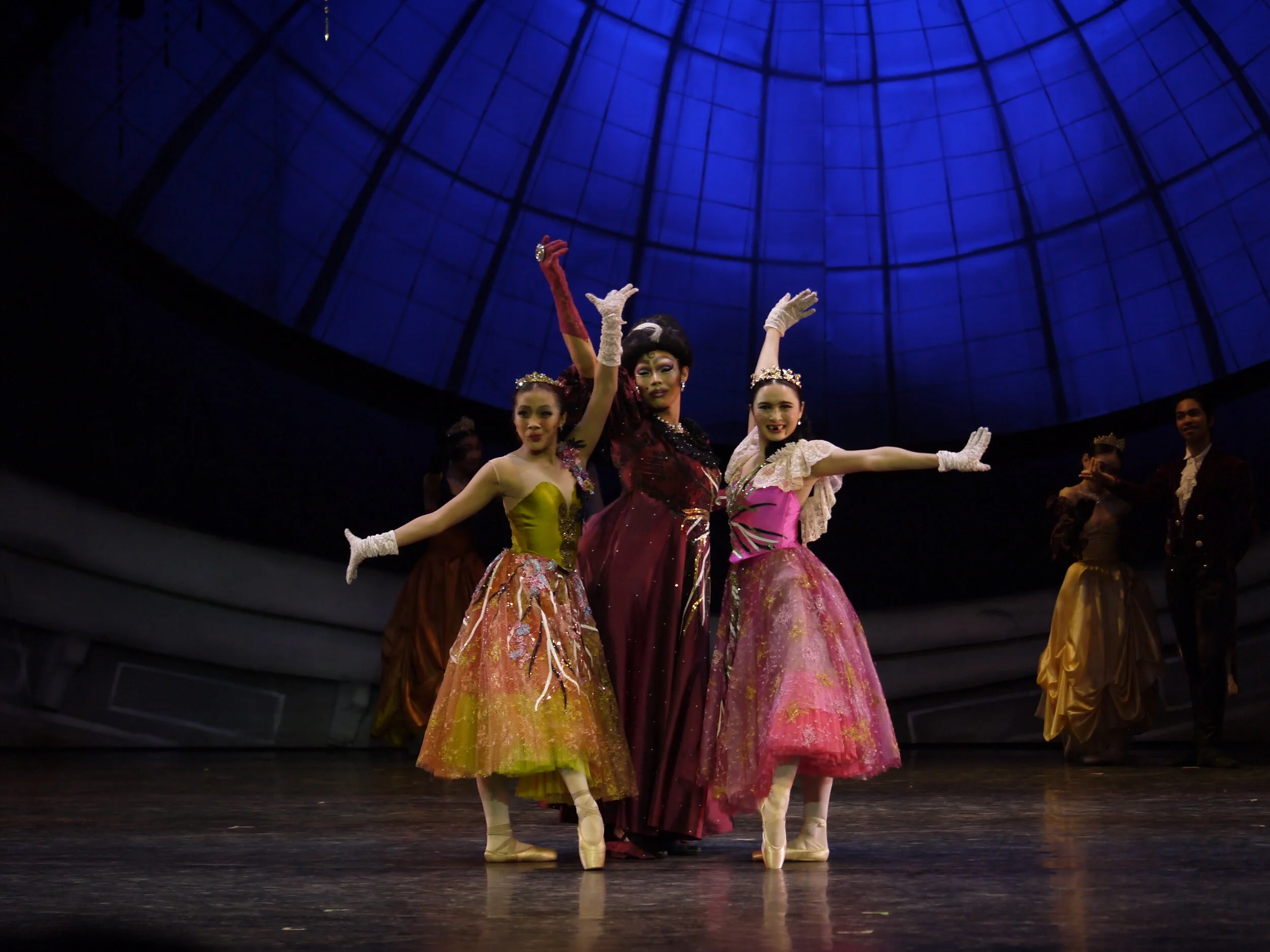    John Ralp&nbsp;Balagot as the stepmother in  Cinderella  is blind to the fault of her daughters (Nicole Barroso and Emma Harris). Photo by Giselle P. Kasilag   