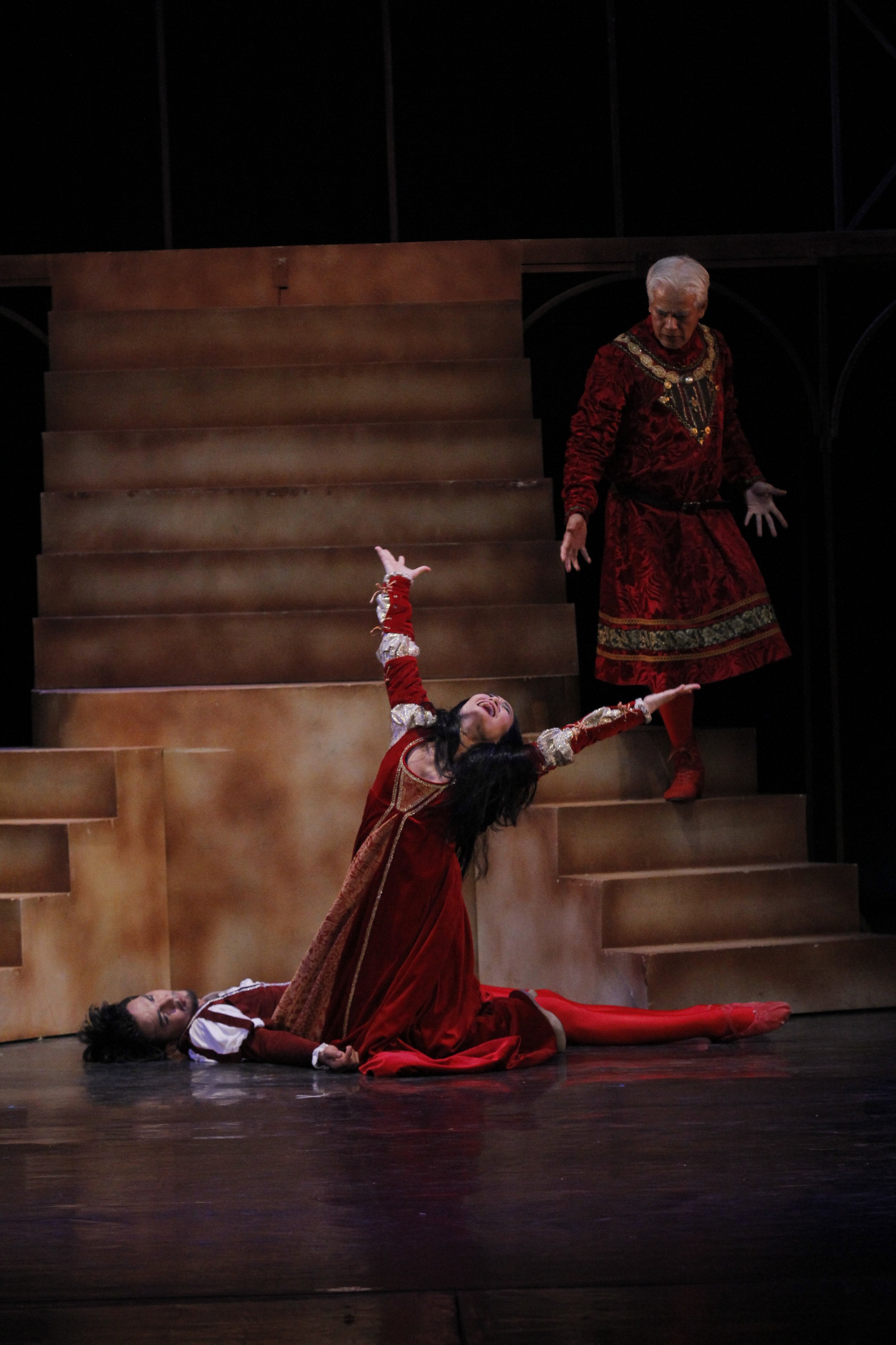    An agonized Lady Capulet (Lisa Macuja-Elizalde) grieves over the lifeless body of Tybalt (Arnulfo Andrade) as Lord Capulet (Nonoy Froilan) looks on in a scene from Paul Vasterling’s  Romeo and Juliet  (2015). Tybalt, Juliet’s cousin, has been slai