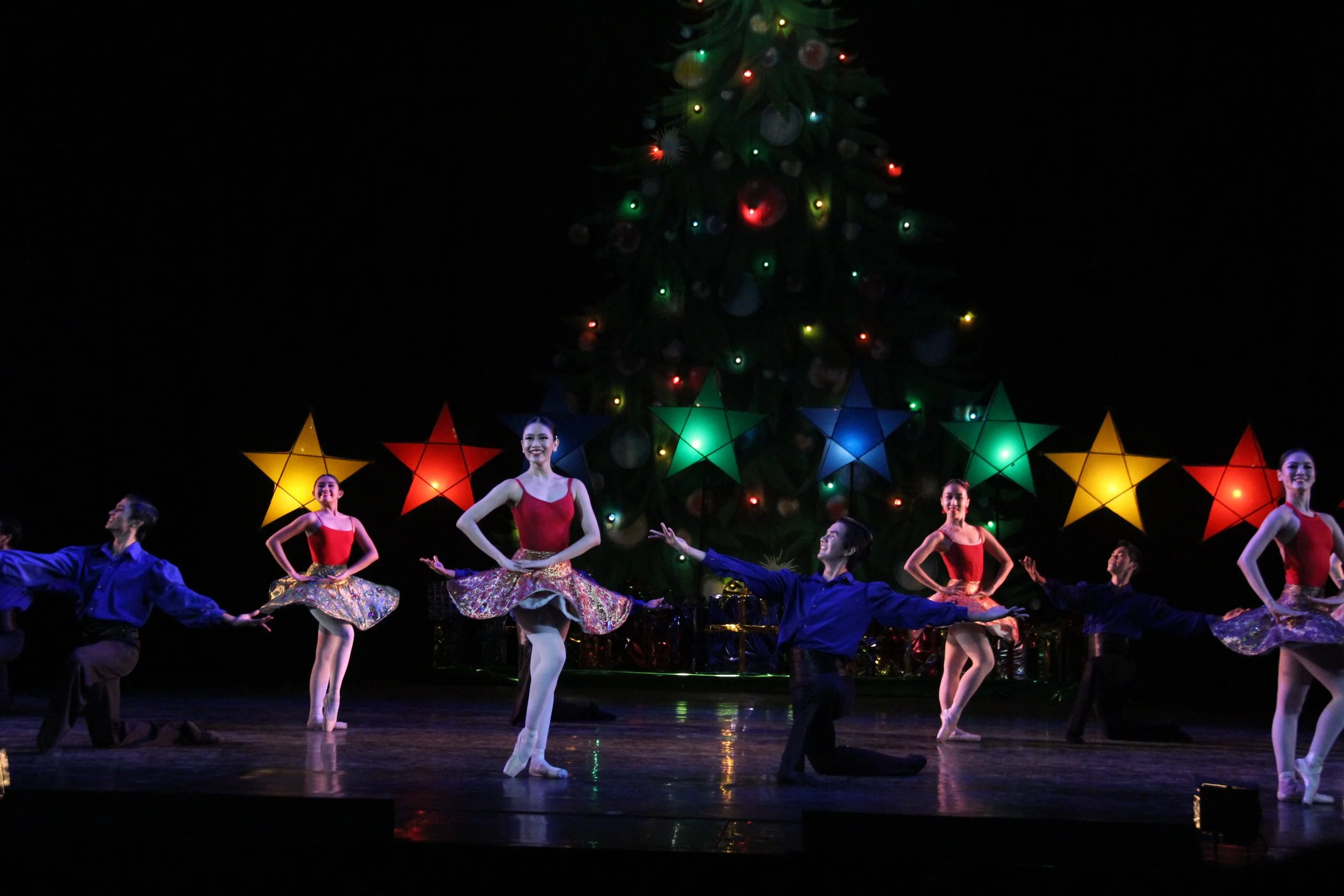    Abigail Oliveiro and Arnulfo Andrade lead the group dancing to the popular ditty,  Pasko na Naman,  heralding the return of Christmas.&nbsp;   