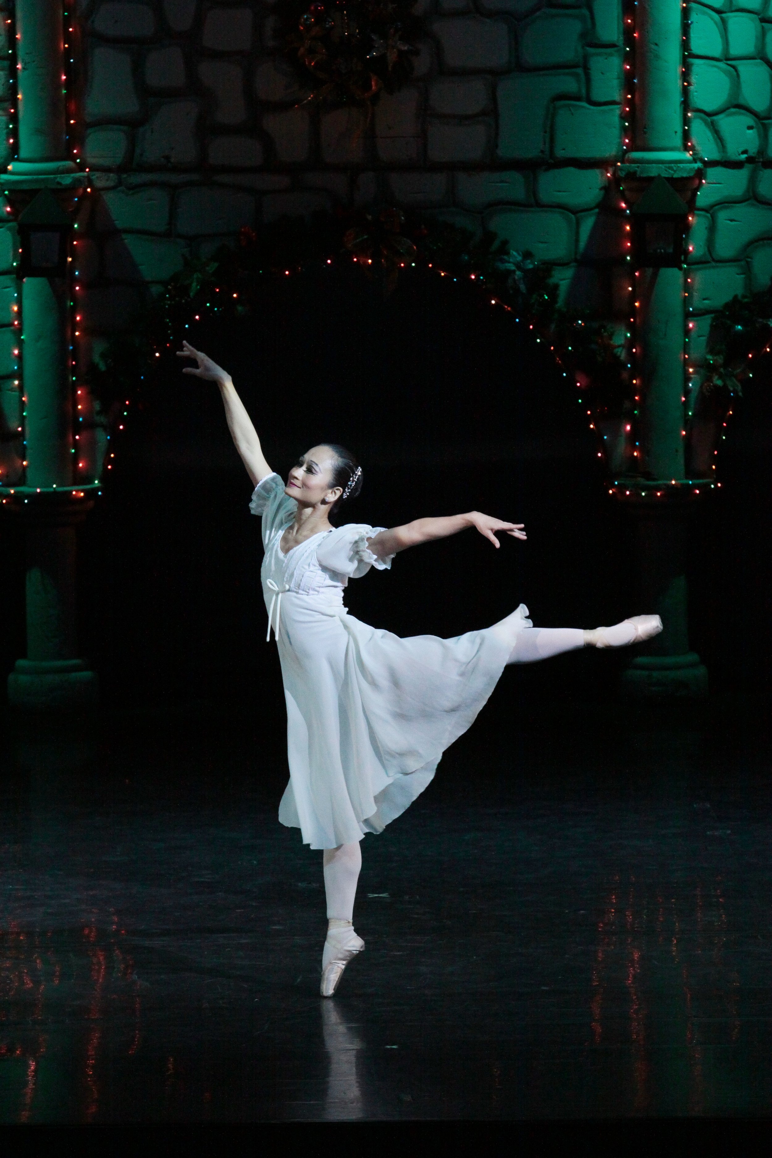    Lisa Macuja-Elizalde performs a ballet number set to a familiar Christmas hymn.   