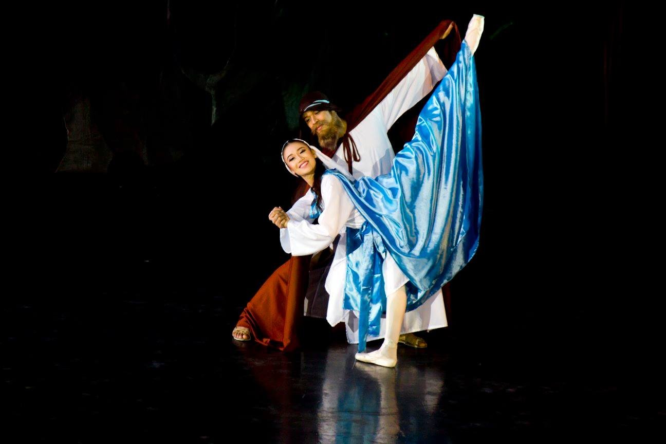    Real-life couple Mark Sumaylo and Abigail Oliveiro dance a pas de deux as Joseph and Mary.&nbsp;   